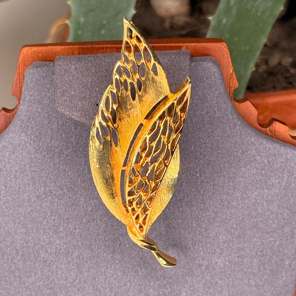 Liz Claiborne Vintage Butterfly Brooch Gold Tone Jeweled